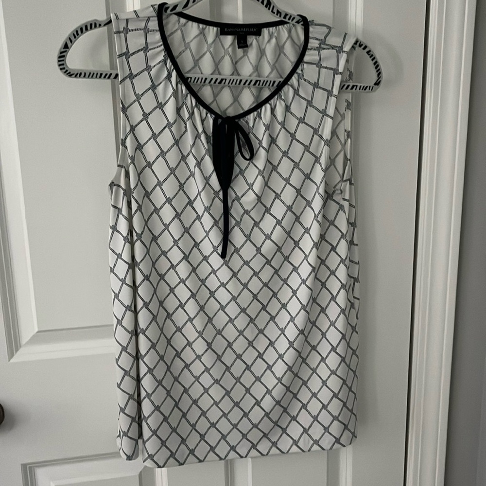 Women’s Banana Republic Keyhole Navy & White Sleevless Top - Small